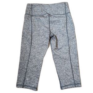 Victorias Secret VSX knockout crop capris size medium gray